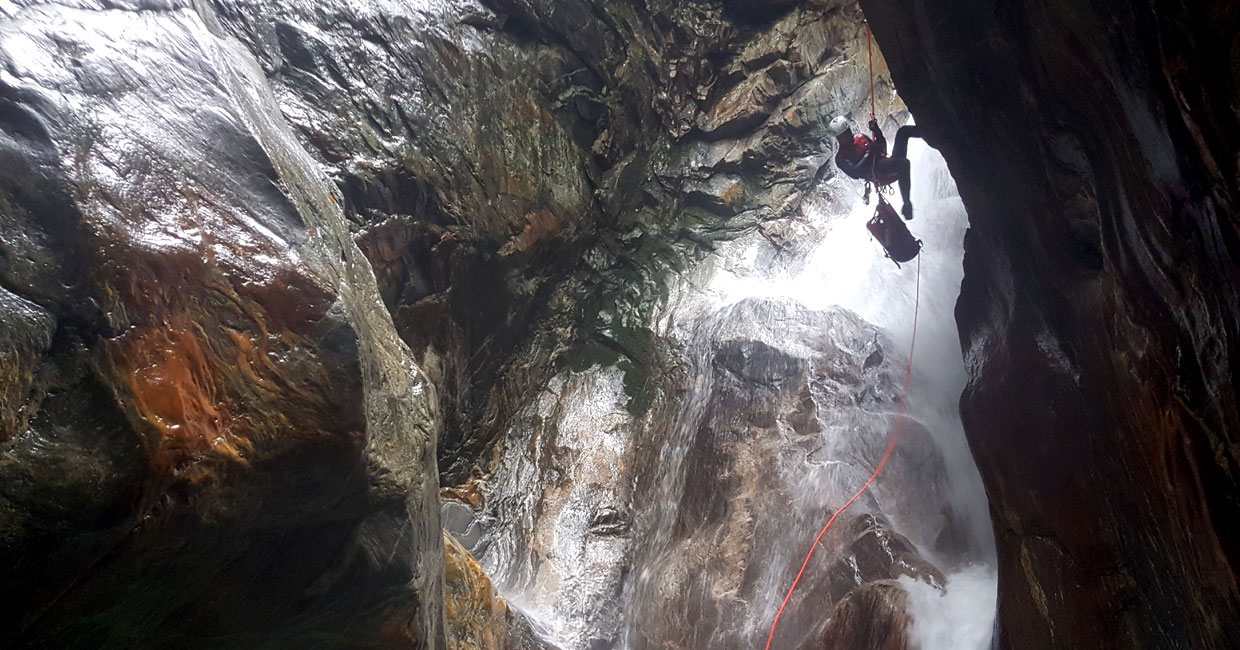 Mountain Experts - Programs - Canyoning in Aosta Valley
